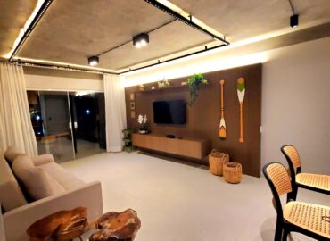 Sala decorada do Apartamento Sol e Mar no condomínio Villa das Águas, próximo à Praia do Saco em Sergipe