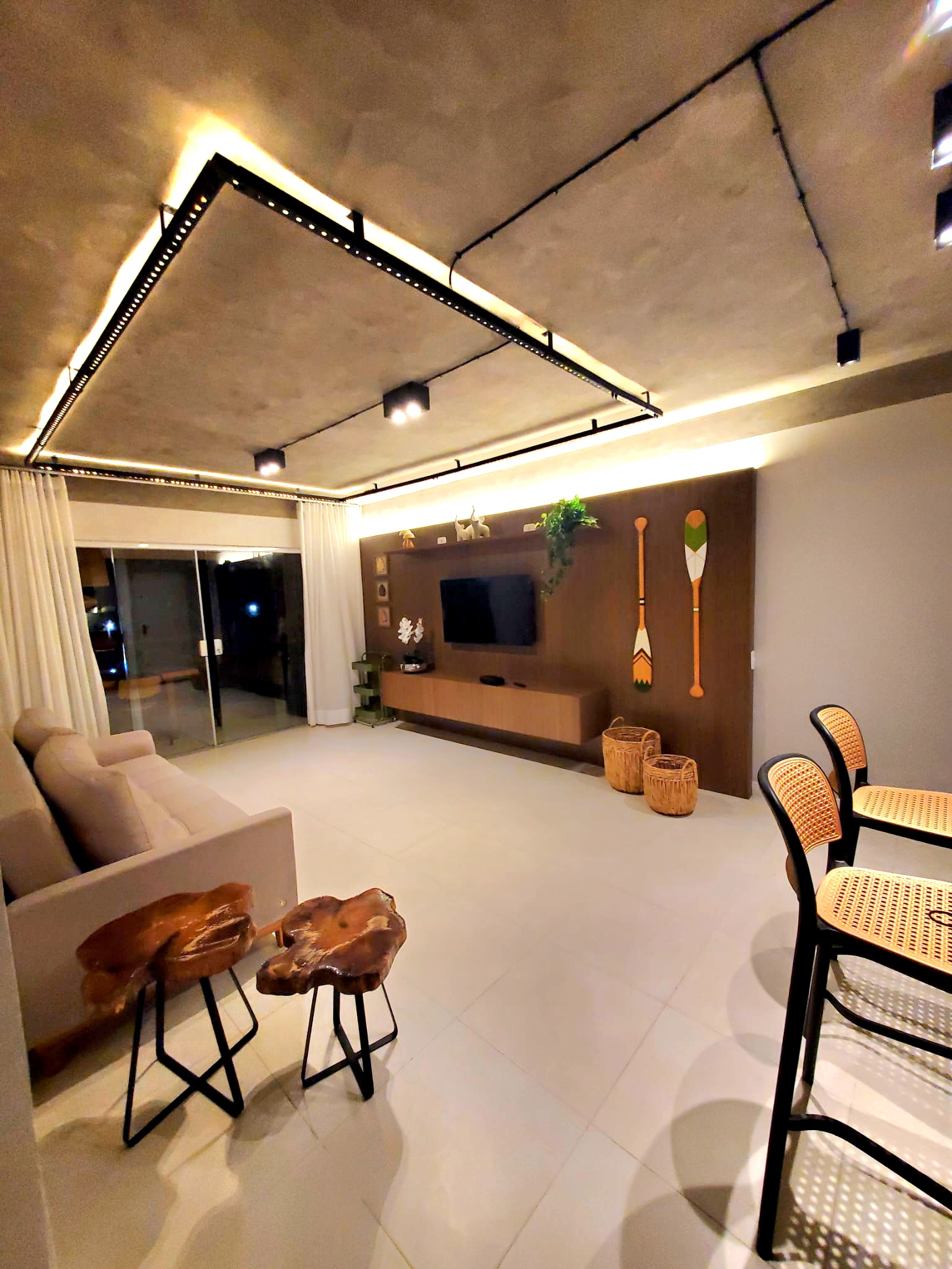 Sala decorada do Apartamento Sol e Mar no condomínio Villa das Águas, próximo à Praia do Saco em Sergipe